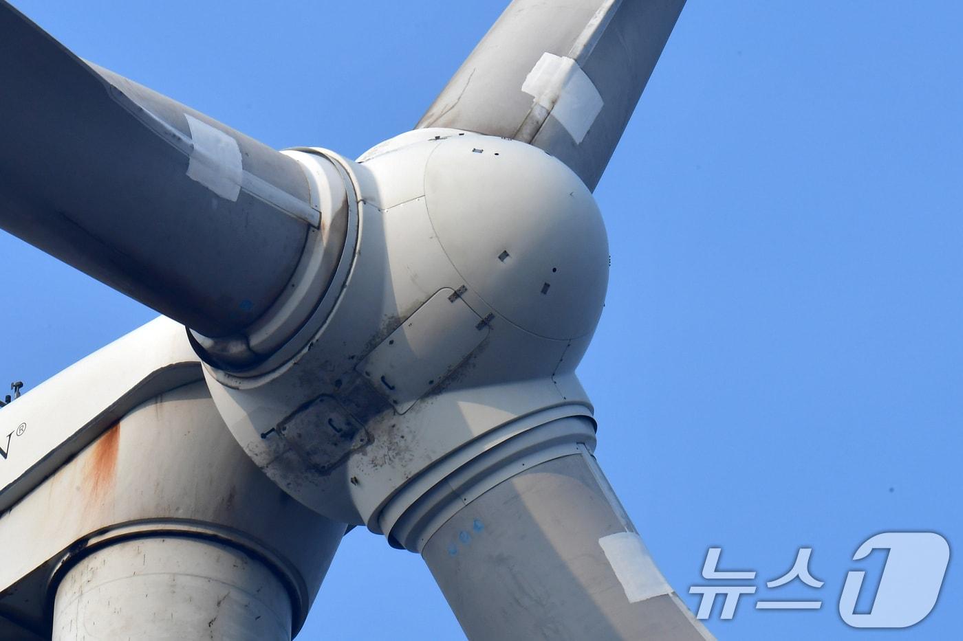 본문 이미지 - 경북 영덕군 창포풍력발전단지 화재 사고 이틀째인 24일 오전 풍력발전단지에 있는 발전기 블레이드에 대형 접착 물체가 부착돼 있다. 2026.3.24 ⓒ 뉴스1 최창호 기자