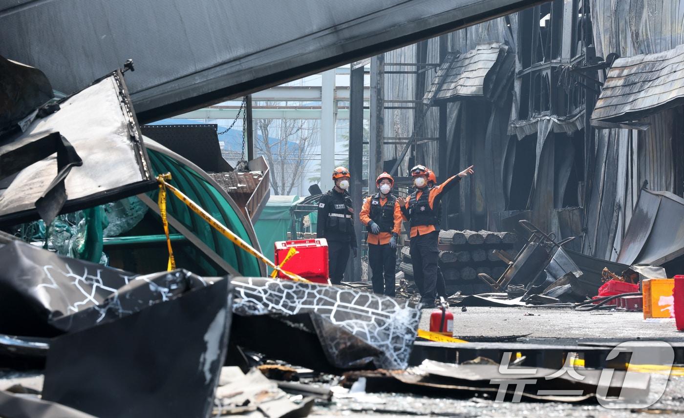본문 이미지 - 24일 오전 사상자 74명이 발생한 대전 안전공업 공장 화재 참사의 원인을 밝히기 위해 안전보건공단, 노동당국, 소방이 현장 감식을 진행하고 있다. 2026.3.24 ⓒ 뉴스1 김기태 기자