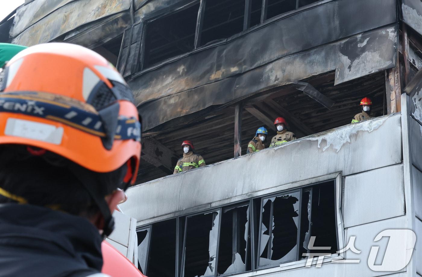 본문 이미지 - 24일 오전 사상자 74명이 발생한 대전 안전공업 공장 화재 참사의 원인을 밝히기 위해 안전보건공단, 노동당국, 소방이 현장 감식을 진행하고 있다. 2026.3.24 ⓒ 뉴스1 김기태 기자