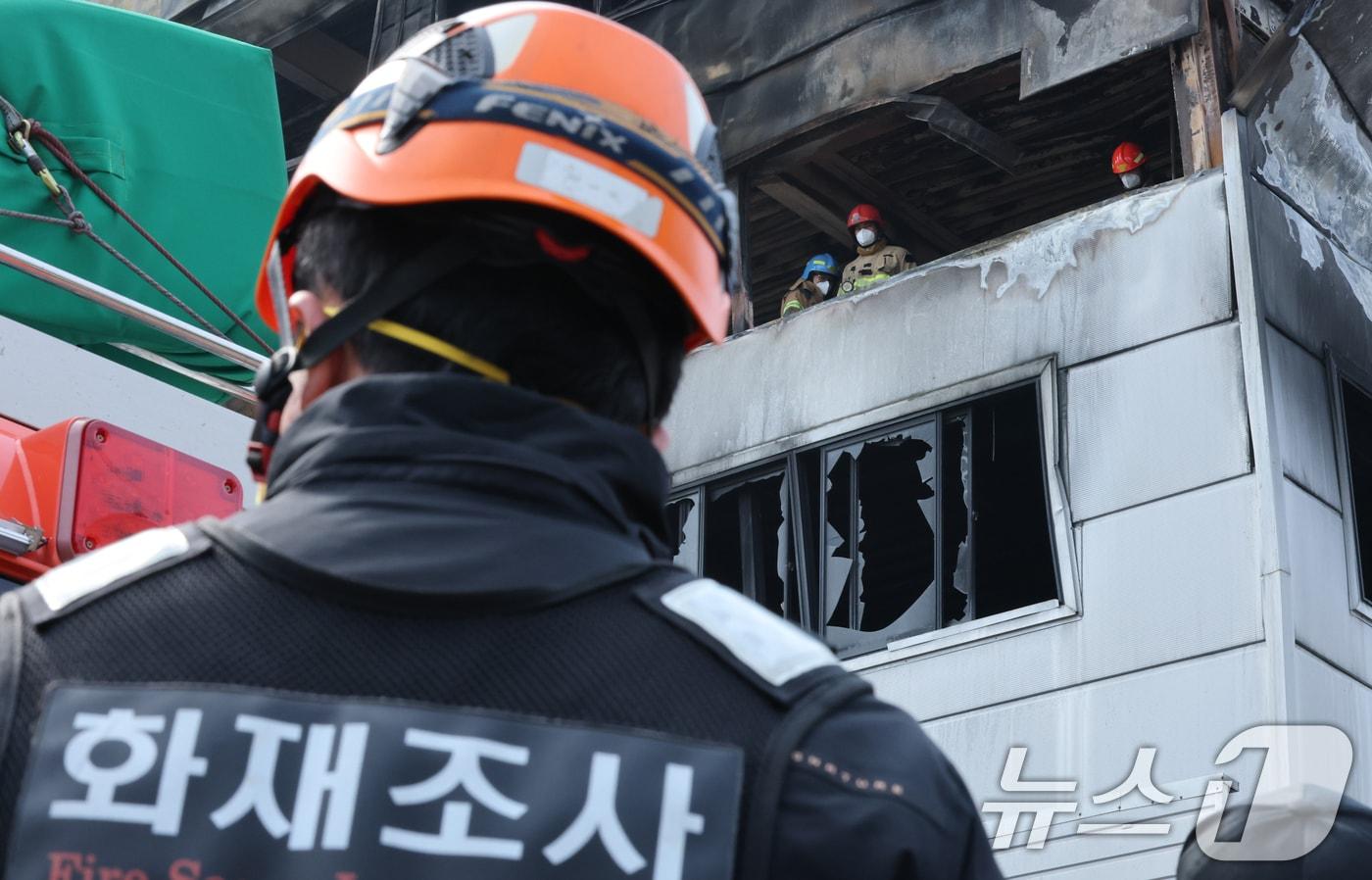 본문 이미지 - 24일 오전 사상자 74명이 발생한 대전 안전공업 공장 화재 참사의 원인을 밝히기 위해 안전보건공단, 노동당국, 소방이 현장 감식을 진행하고 있다. 2026.3.24 ⓒ 뉴스1 김기태 기자