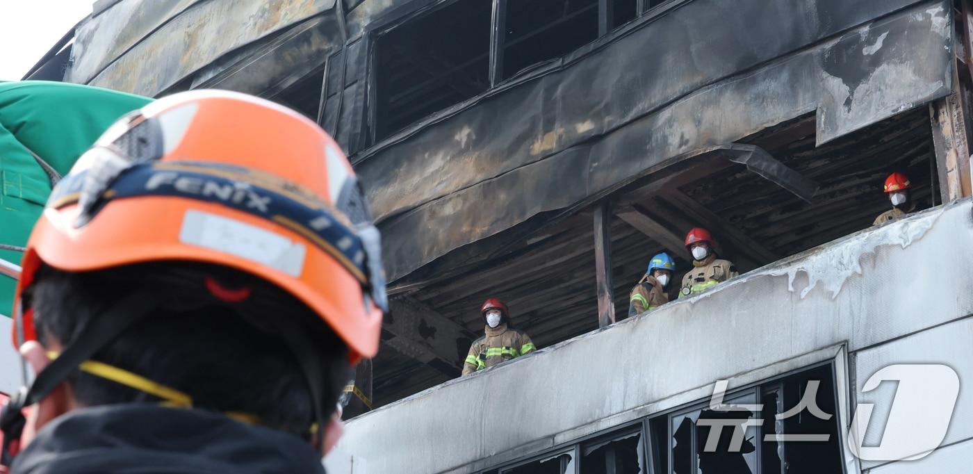 본문 이미지 - 24일 오전 사상자 74명이 발생한 대전 안전공업 공장 화재 참사의 원인을 밝히기 위해 안전보건공단, 노동당국, 소방이 현장 감식을 진행하고 있다. 2026.3.24 ⓒ 뉴스1 김기태 기자