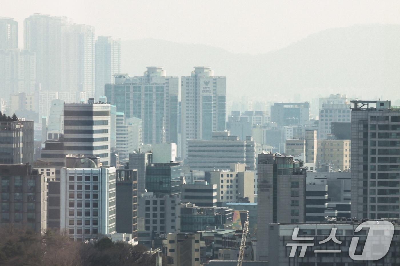 본문 이미지 - 포근한 날씨가 이어지지만 초미세먼지가 나쁨 수준을 보인 24일 서울 도심이 뿌옇게 보이고 있다. 2026.3.24 ⓒ 뉴스1 임지훈 기자