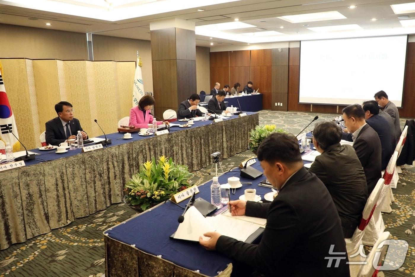 본문 이미지 - 강원랜드가 23일 정선 하이원그랜드호텔에서 제230차 이사회를 열고 △이사 및 감사위원회 위원 선임 계획(안)과 △제33차 임시주주총회 소집(안)을 심의·의결했다. (강원랜드 제공. 재판매 및 DB금지) 2026.3.24/뉴스1