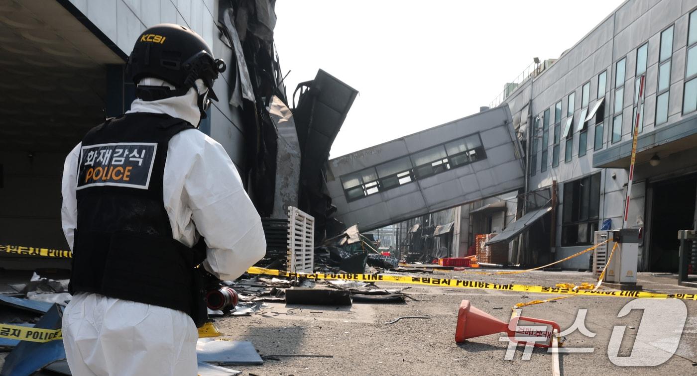 본문 이미지 - 24일 오전 사상자 74명이 발생한 대전 안전공업 공장 화재 참사의 원인을 밝히기 위해 안전보건공단, 노동당국, 소방이 현장 감식을 진행하고 있다. 2026.3.24 ⓒ 뉴스1 김기태 기자
