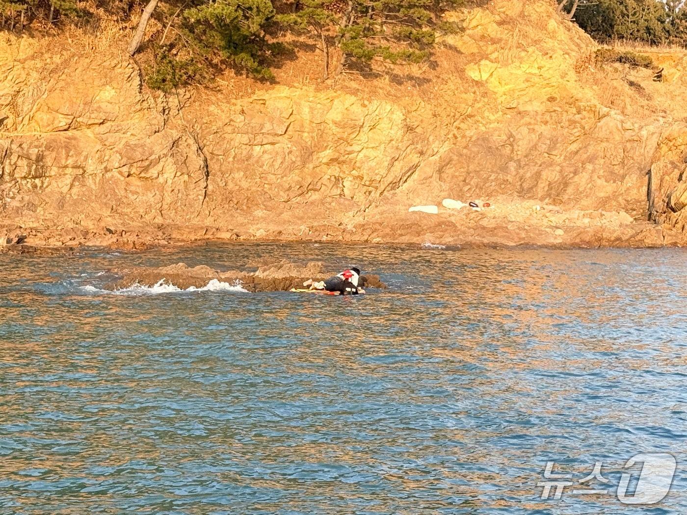 본문 이미지 - 태안해경이 갯바위에 고립된 30대 낚시객을 구조 중인 모습. (태안해경 제공, 재판매 밈 DB금지) / 뉴스1 