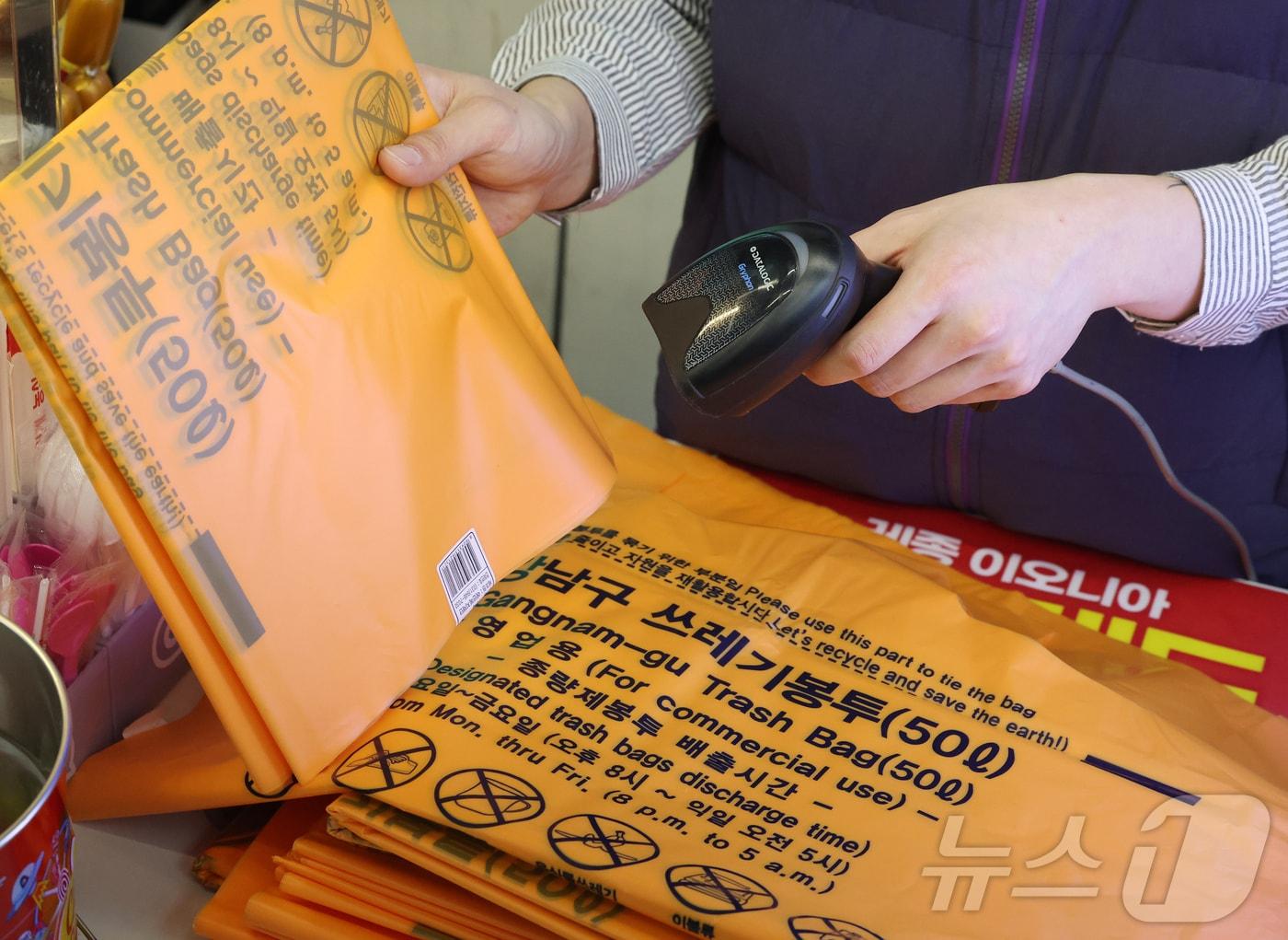 본문 이미지 - '나프타(납사)’ 공급이 불안정해지면서 비닐 수급에 비상이 걸렸다. 24일 서울 강남구의 한 편의점에서 판매하고 있는 종량제봉투. 2026.3.24 ⓒ 뉴스1 김진환 기자