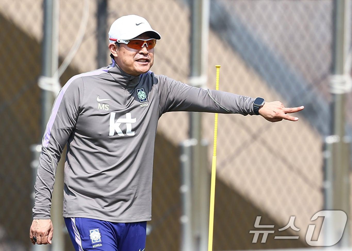 본문 이미지 - 이민성 23세 이하(U-23) 축구대표팀 감독 24일 충남 천안 코리아풋볼파크에서 열린 2026 아이치·나고야 아시안게임 대비 소집 훈련에서 선수들과 대화를 나누고 있다. 2026.3.24 ⓒ 뉴스1 김도우 기자