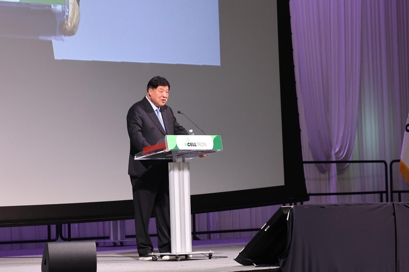 본문 이미지 - 서정진 셀트리온그룹 회장이 24일 인천 연수구 송도 컨벤시아에서 열린 셀트리온 정기 주주총회에서 발언하고 있다. (셀트리온 제공) 