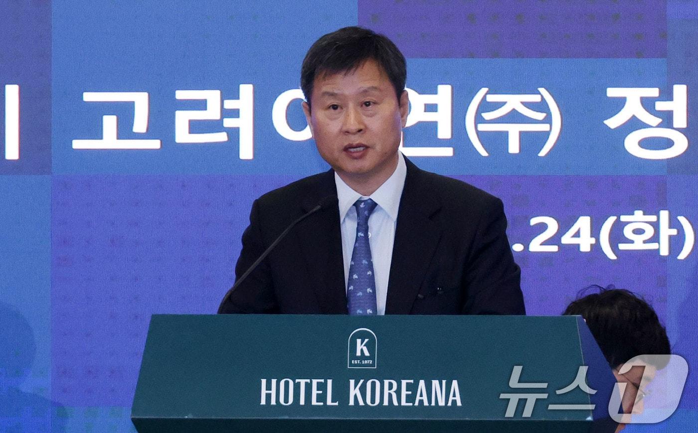 본문 이미지 - 박기덕 고려아연 사장이 24일 서울 중구 코리아나호텔에서 제52기 고려아연 정기 주주총회 개회를 하고 있다. (공동취재) 2026.3.24 ⓒ 뉴스1 최지환 기자