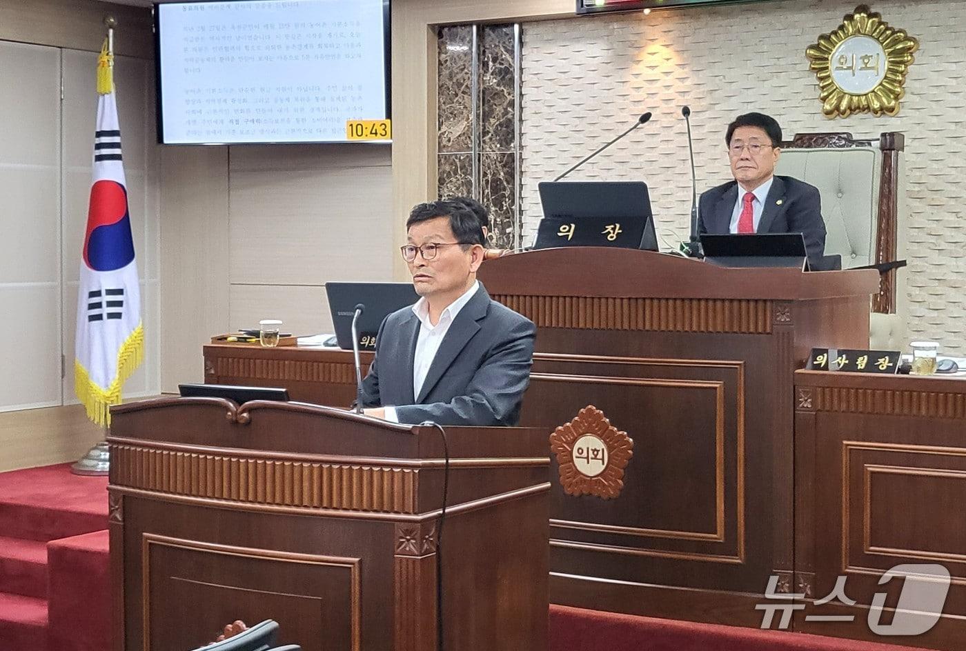 본문 이미지 - 24일 옥천군의회 송윤섭 의원이 332회 임시회 1차 본회의에서 5분 자유발언을 하고 있다. (옥천군의회 제공.재판매 및 DB금지) 