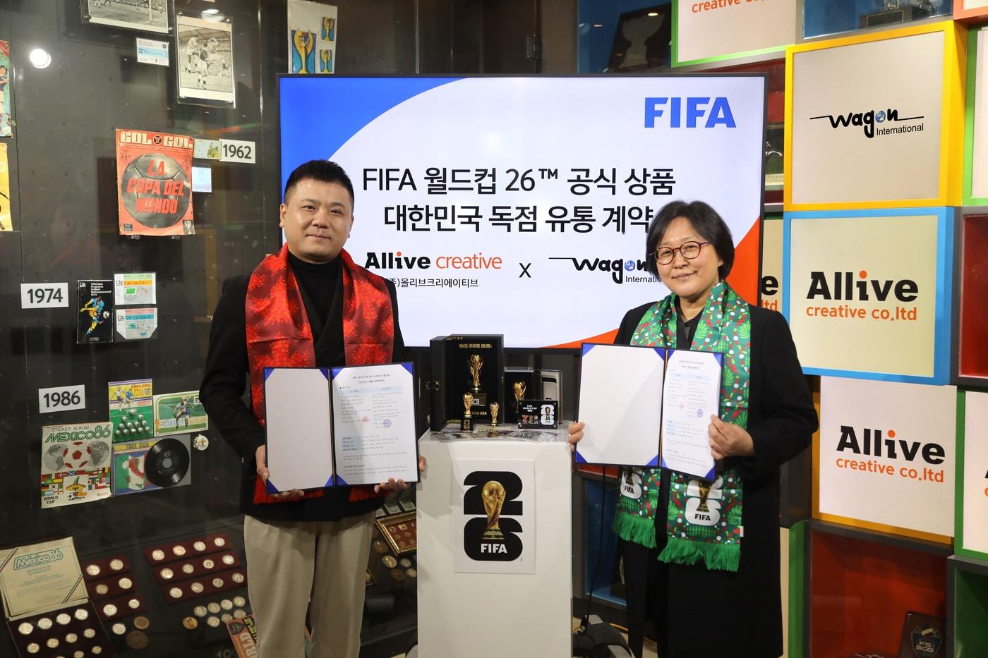 본문 이미지 - 올리브크리에이티브가 FIFA 월드컵 2026™ 공식 라이선스 상품의 국내 독점 유통권을 확보했다. 사진은 유현정 올리브크리에이티브 이사(오른쪽)와 시아 넝 시아웨이 대표의 모습 (올리브크리에이티브 제공)