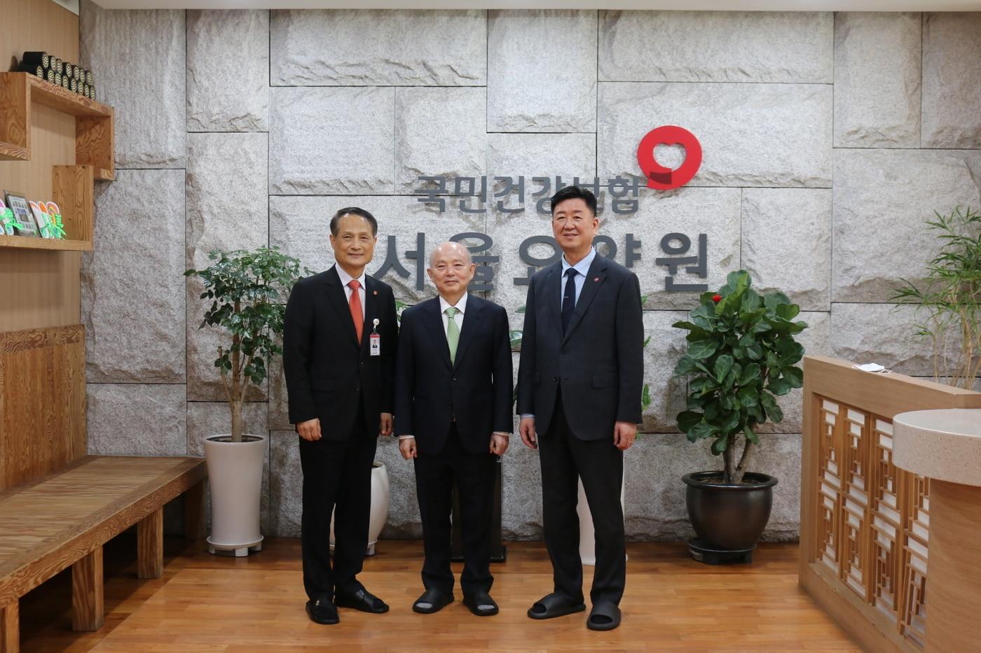 본문 이미지 - 안창호 국가인권위원장이 24일 서울요양원을 찾은 모습(인권위 제공)