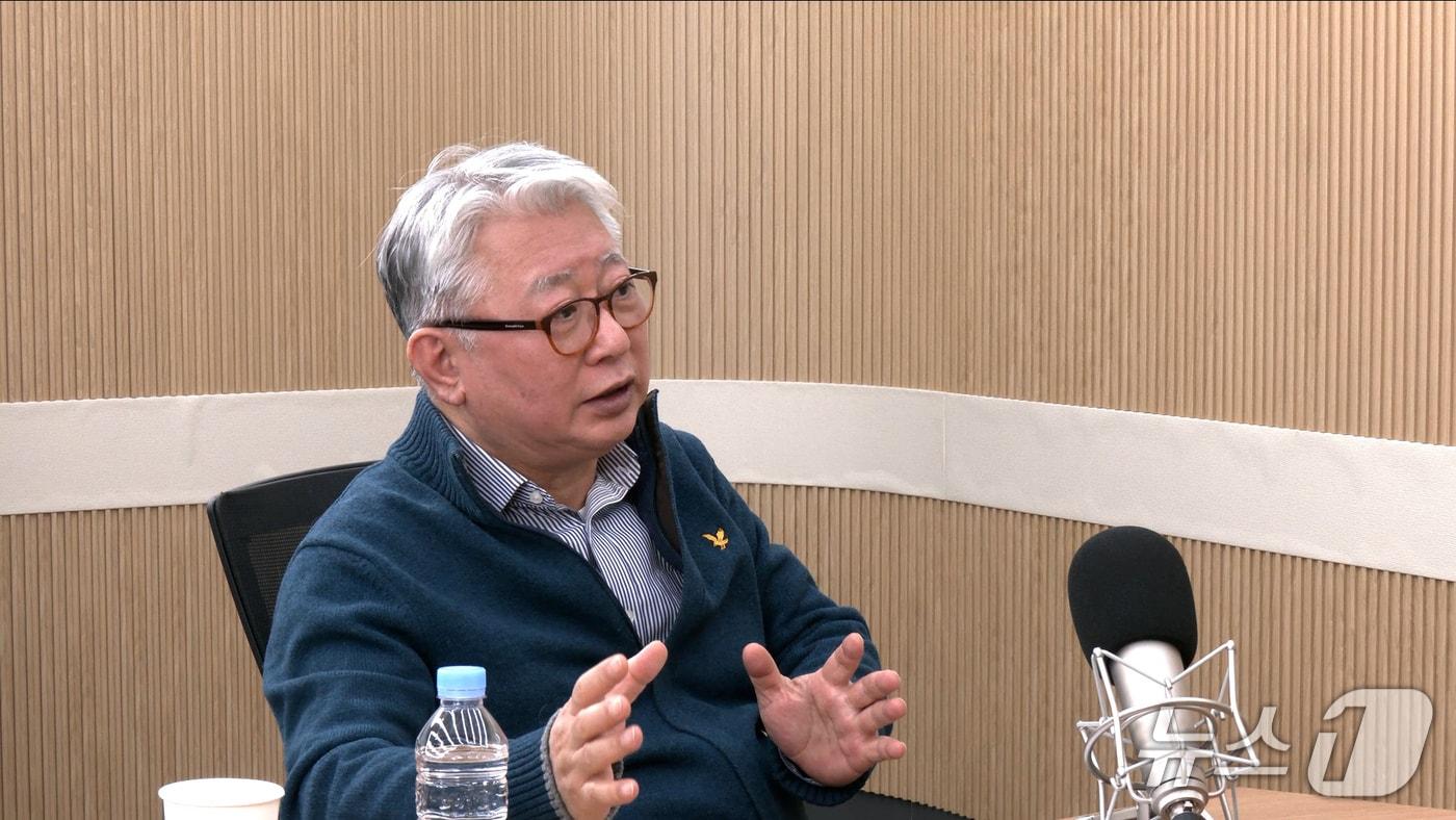 본문 이미지 - 조응천 전 의원이 24일 뉴스1TV '팩트앤뷰'에 출연해 질문에 답하고 있다.(뉴스1TV '팩트앤뷰' 캡처)