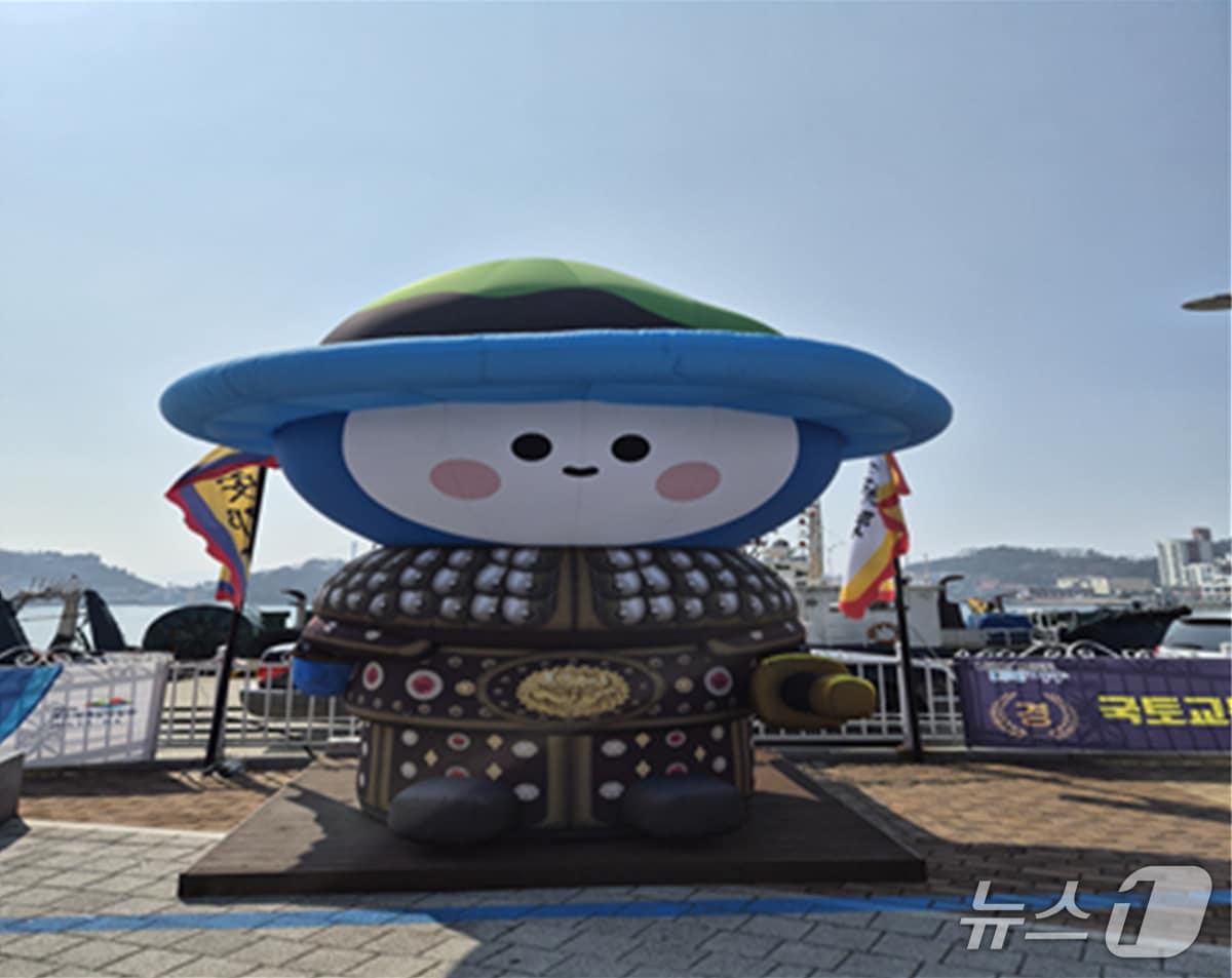 본문 이미지 - 이순신광장에 설치된 여수세계섬박람회 마스코트 다섬이 조형물. (여수시 제공. 재판매 및 DB금지)