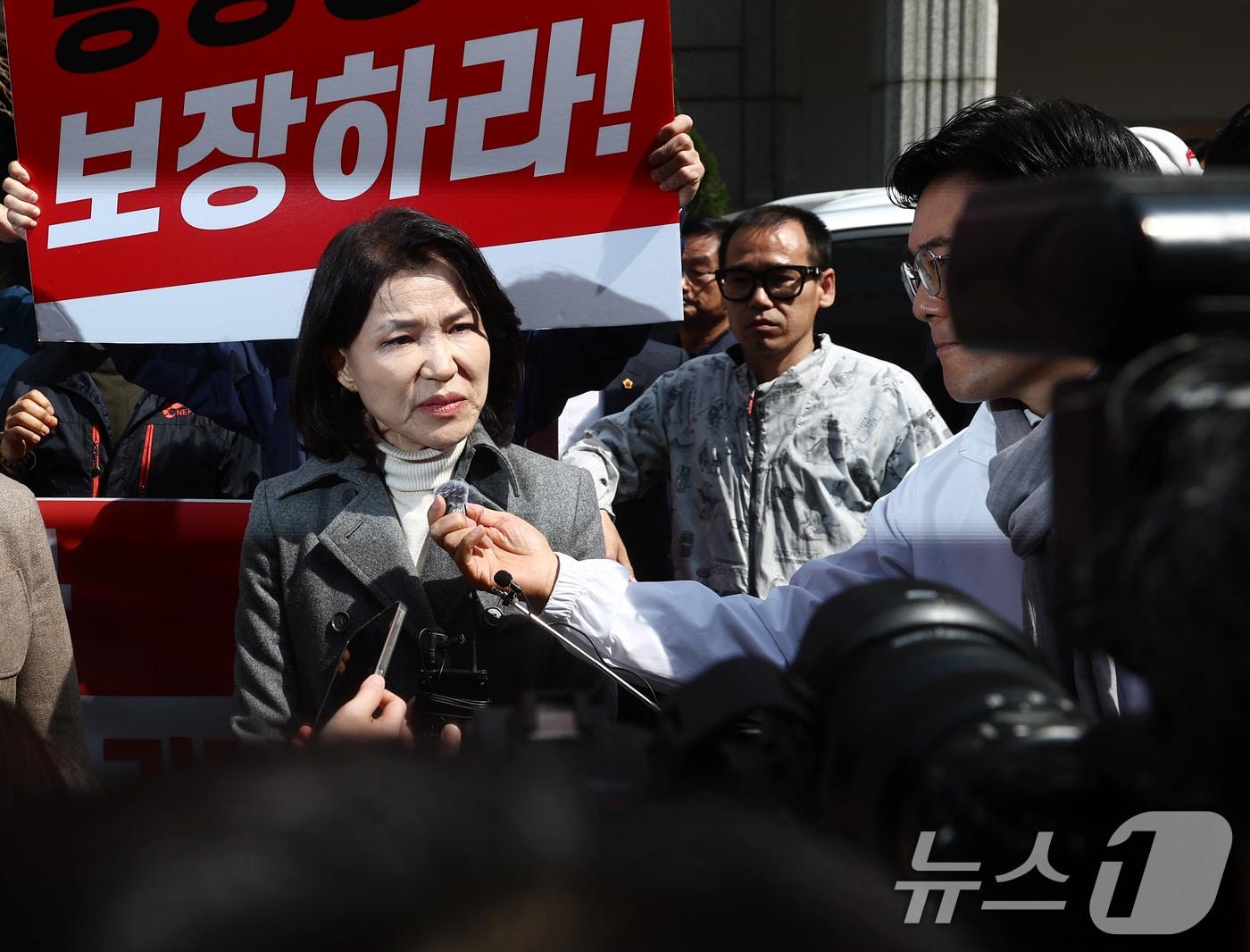 본문 이미지 - 이진숙 전 방송통신위원장이 24일 서울 여의도 국민의힘 중앙당사 앞에서 대구시장 컷오프 관련 취재진 질의를 받고 있다. 2026.3.24 ⓒ 뉴스1 김민지 기자