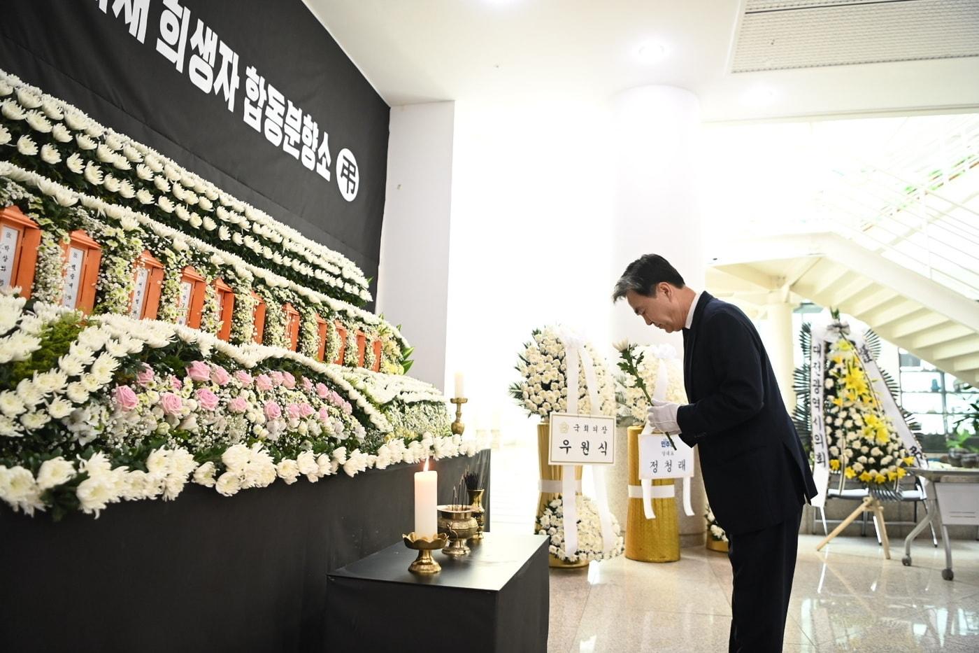 본문 이미지 - 김태흠 충남지사가 대전 자동차 부품공장 희생자 합동분향소를 찾아 헌화하고 있다.(도 제공. 재판매 및 DB금지)/뉴스1