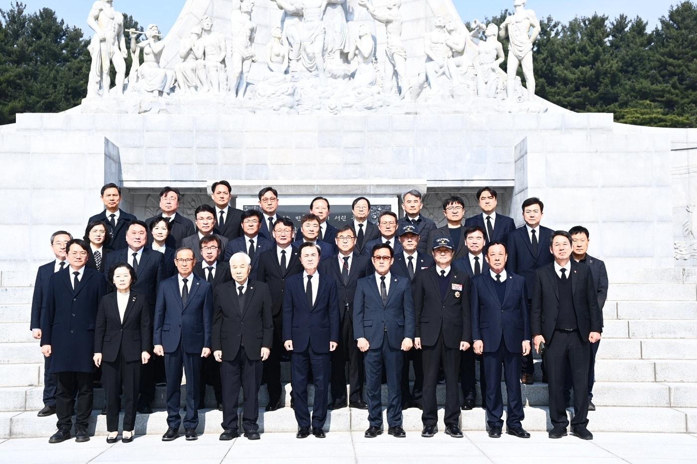 본문 이미지 -  국립대전현충원 참배 모습.(충남도 제공. 재판매 및 DB금지)/뉴스1