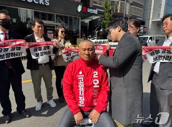 본문 이미지 - 오준환 국민의힘 고양시장 예비후보가 경선 컷오프 결정에 대해 공관위에 재심을 요구하며 당사 앞에서 삭발식을 하고 있다. (오준환 예비후보 제공, 재판매 및 DB금지)