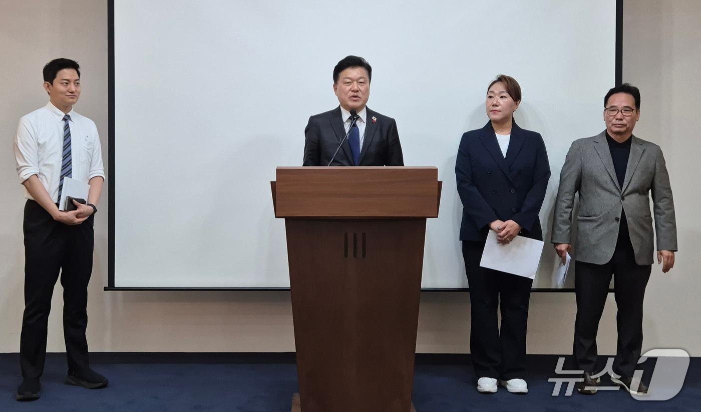 본문 이미지 - 신용한 더불어민주당 충북지사 예비후보와 강혜경·김태열 공익제보자가 24일 충북도청 브리핑룸에서 기자회견을 열어 명태균 씨의 신 예비후보 고소 건과 관련한 입장을 밝히고 있다.