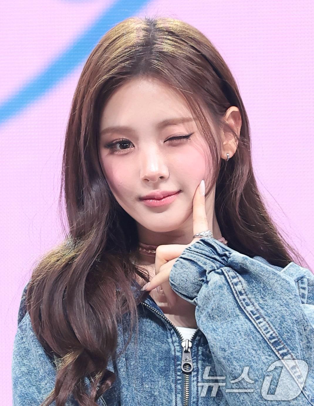 본문 이미지 - 그룹 베이비돈크라이(Baby DONT cry) 이현이 24일 오후 서울 용산구 블루스퀘어 우리WON뱅킹홀에서 가진 미니 1집 ‘애프터 크라이(AFTER CRY)’ 발매 기념 쇼케이스에서 포즈를 취하고 있다. 2026.3.24 ⓒ 뉴스1 권현진 기자