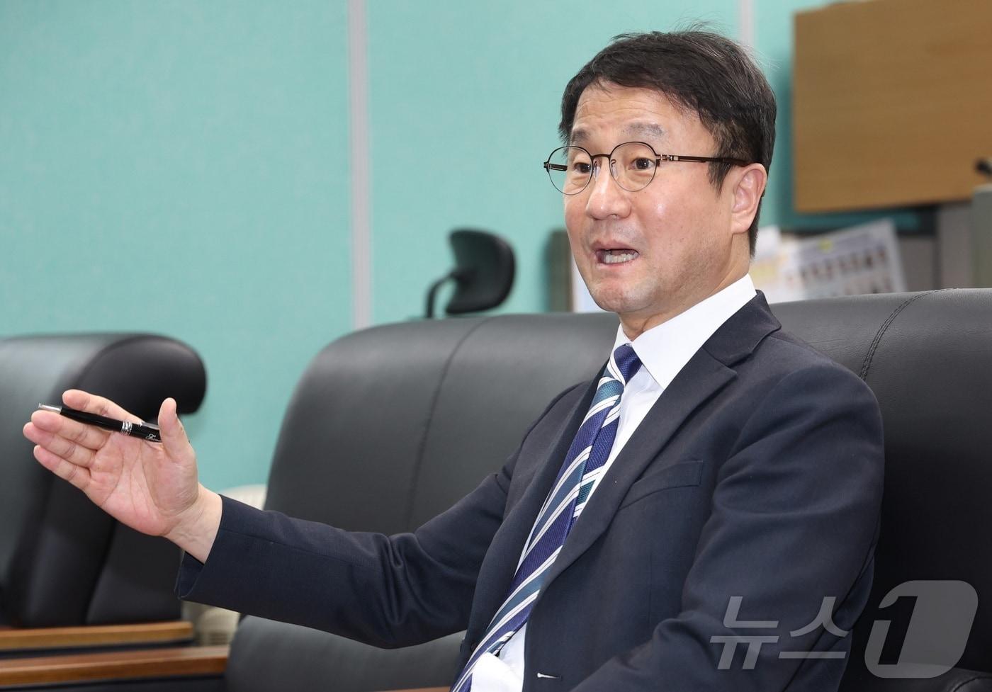 본문 이미지 - 한병도 더불어민주당 원내대표가 24일 전북 전주시 전북특별자치도의회 기자실에서 현안 관련 간담회를 열고 질의에 답변을 하고 있다. 2026.3.24 ⓒ 뉴스1 유경석 기자