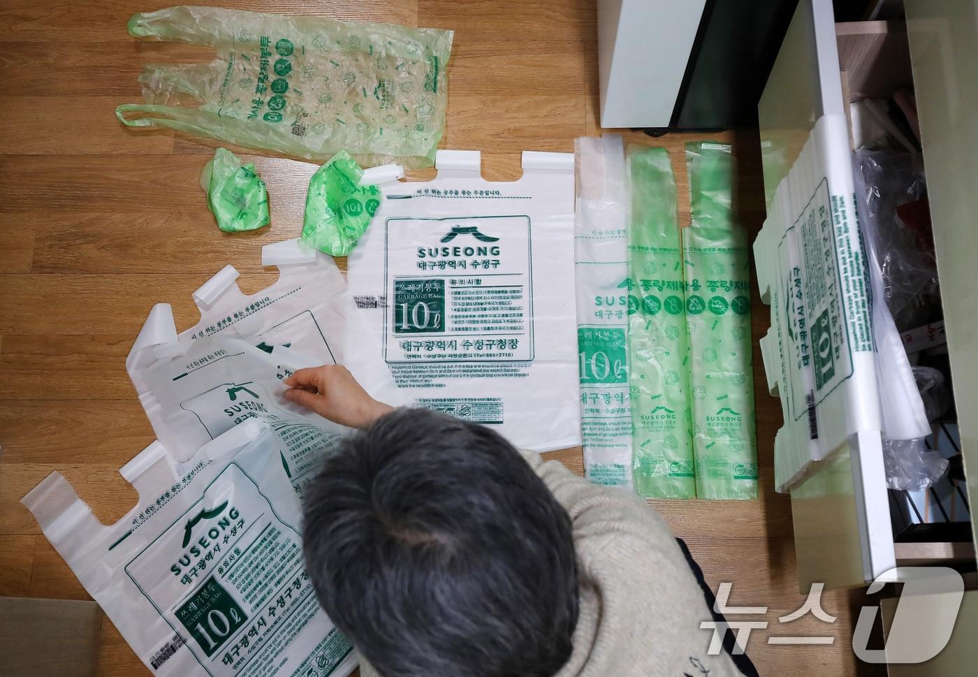 본문 이미지 - 24일 오후 대구의 한 아파트에서 주부 김 모 씨가 일반 비닐봉지와 함께 주방 서랍장에 넣어뒀던 종량제봉투를 꺼내 정리하고 있다2026.3.24 ⓒ 뉴스1 공정식 기자