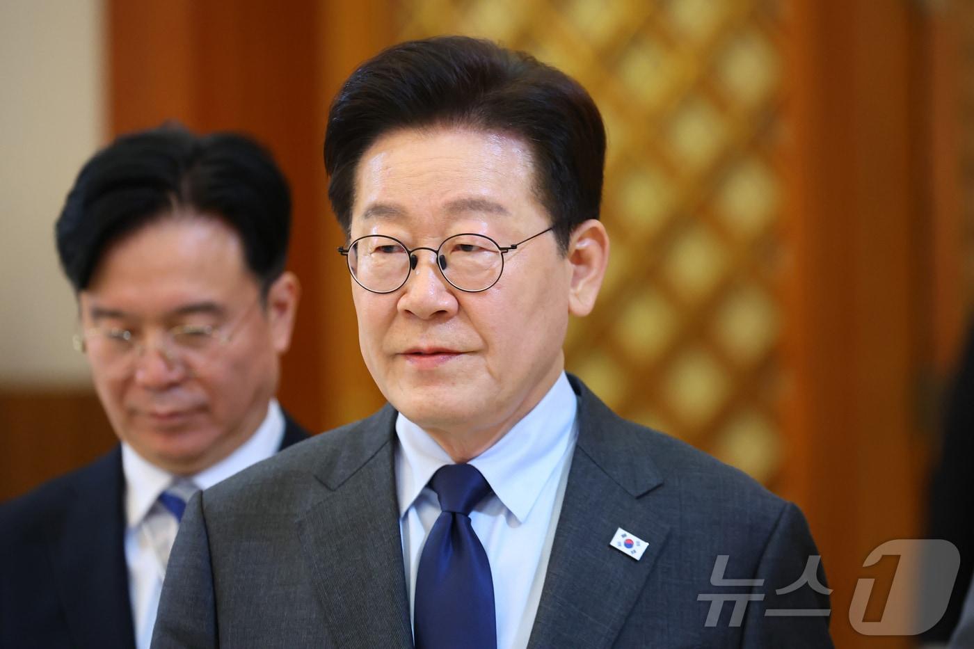 본문 이미지 - 이재명 대통령이 24일 청와대에서 열린 한국노총 초청간담회에 입장하고 있다. 2026.3.24 ⓒ 뉴스1 허경 기자