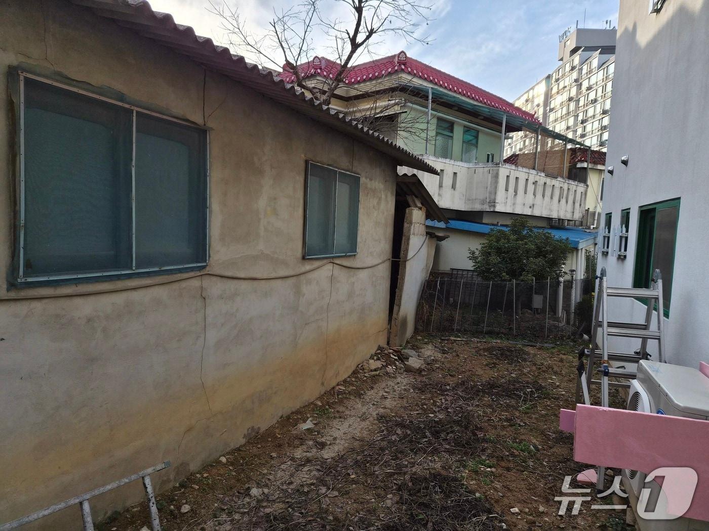 본문 이미지 - 기울어짐 신고가 접수된 광주 남구의 한 빈 주택의 모습.(독자 제공)