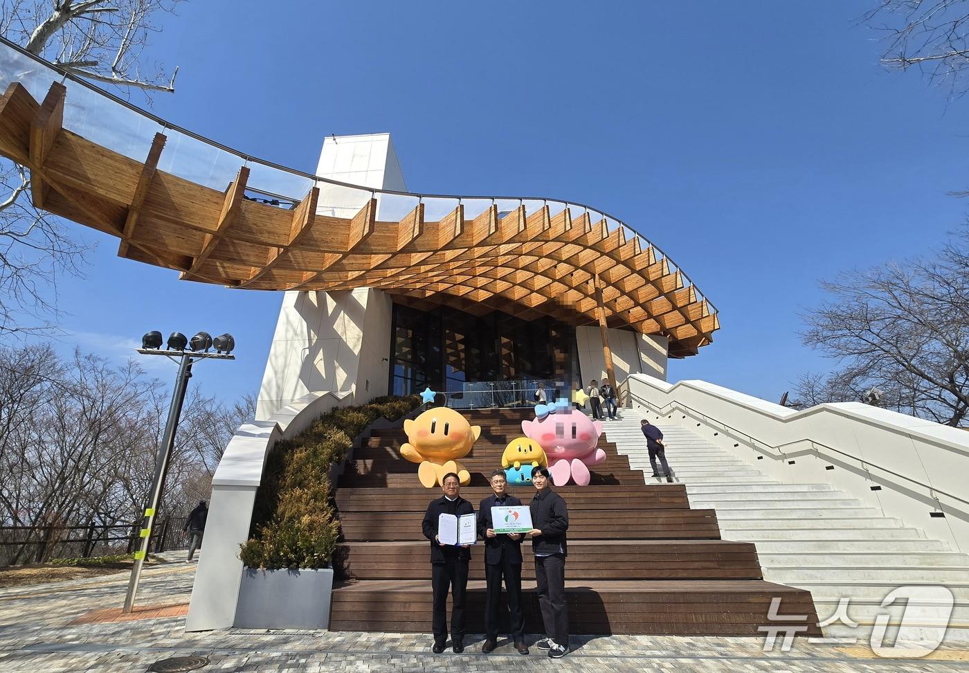 본문 이미지 - 보문산 큰나무 전망대가 ‘장애물 없는 생활환경(BF) 본인증’ 우수등급 을 획득했다.  (대전도시공사 제공) / 뉴스1