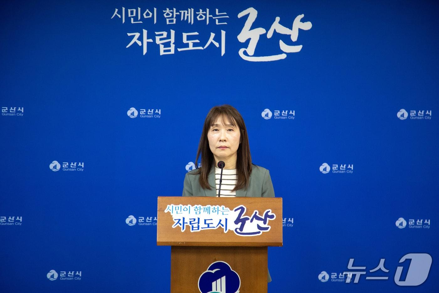 본문 이미지 - 권은경 군산시 교통항만수산국장이 24일 브리핑을 통해 국회에 계류 중인 '해양관할구역 획정 법률안' 폐기의 당위성을 설명하고 있다.(군산시 제공. 재판매 및 DB금지)