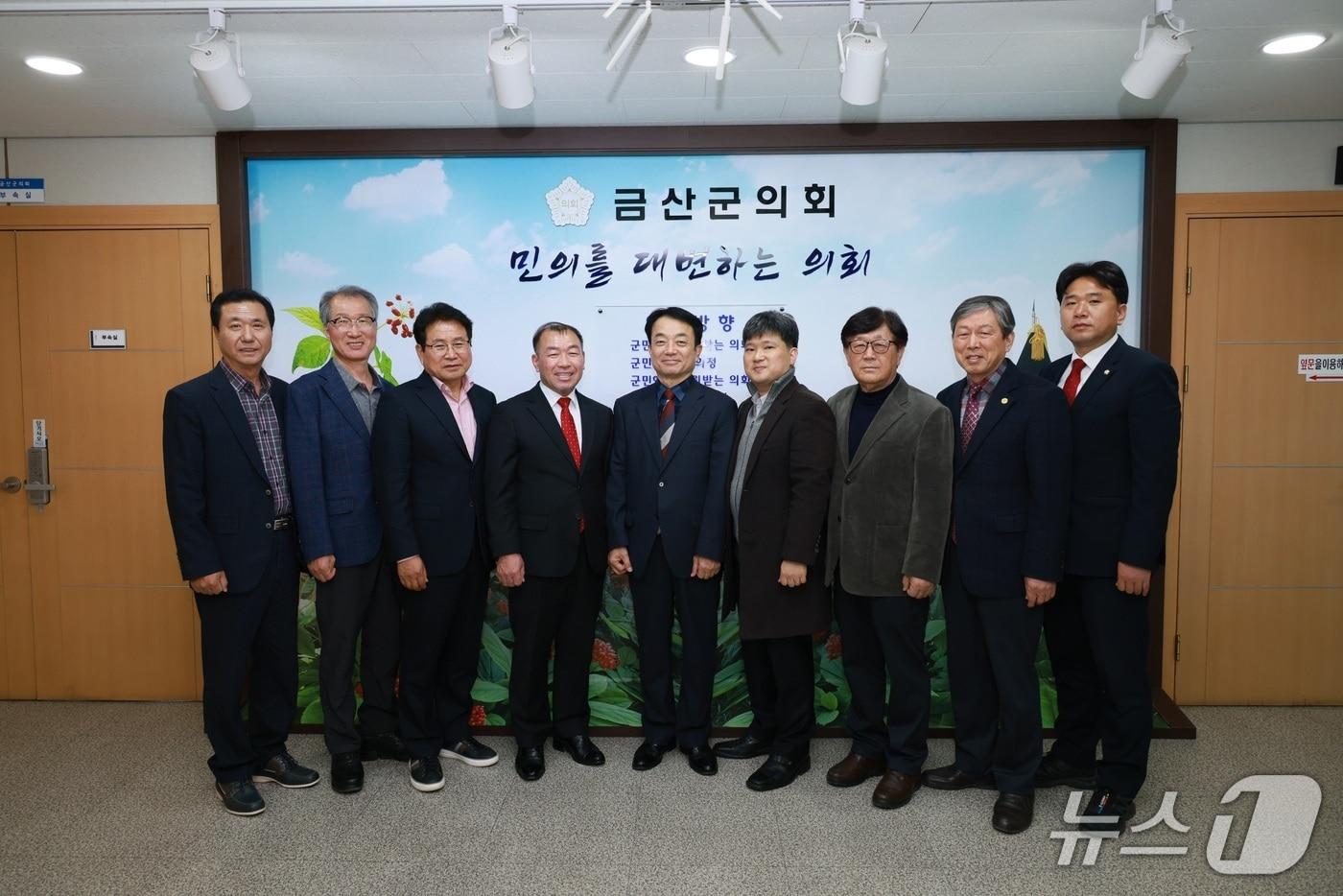 본문 이미지 - 충남 금산군의회가 '2025회계연도 결산검사위원 위촉장 수여식'을 열었다. (금산군의회 제공.재판매 및 DB금지)/뉴스1