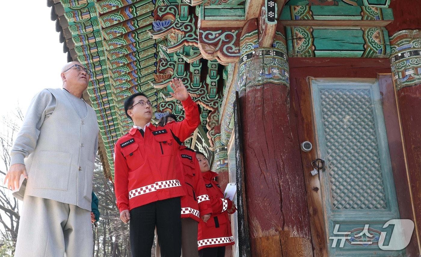 본문 이미지 - 박희조 동구청장이 사찰 내 화재 취약 요소를 살피고 있다.(동구 제공. 재판매 및 DB금지)/뉴스1