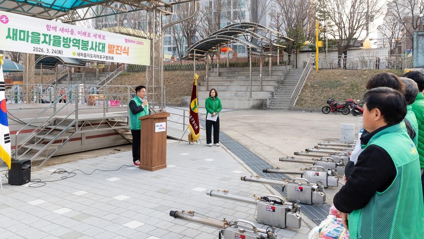 본문 이미지 - 박강수 마포구청장이 새마을자율방역봉사대 대원들을 격려하고 있다.