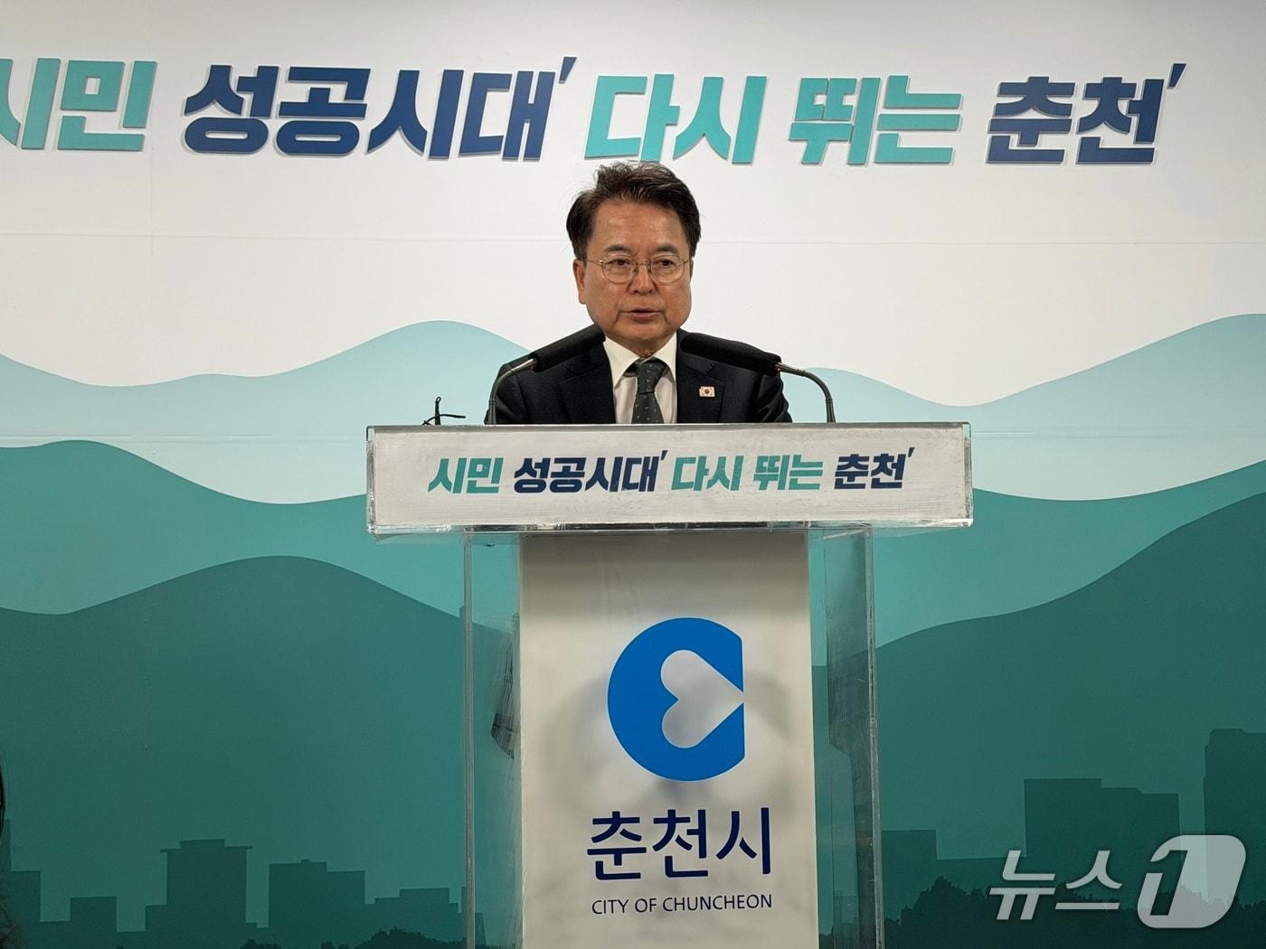 본문 이미지 - 육동한 춘천시장이 24일 시청 브리핑룸에서 브리핑을 열고 '2026년 춘천시 통합돌봄 추진계획'을 발표하고 있다.2026.3.24 한귀섭 기자