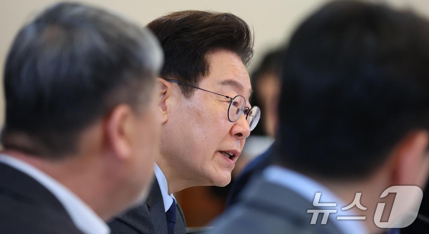 본문 이미지 - 이재명 대통령이 24일 청와대에서 열린 한국노총 초청간담회에서 발언하고 있다. 2026.3.24 ⓒ 뉴스1 허경 기자