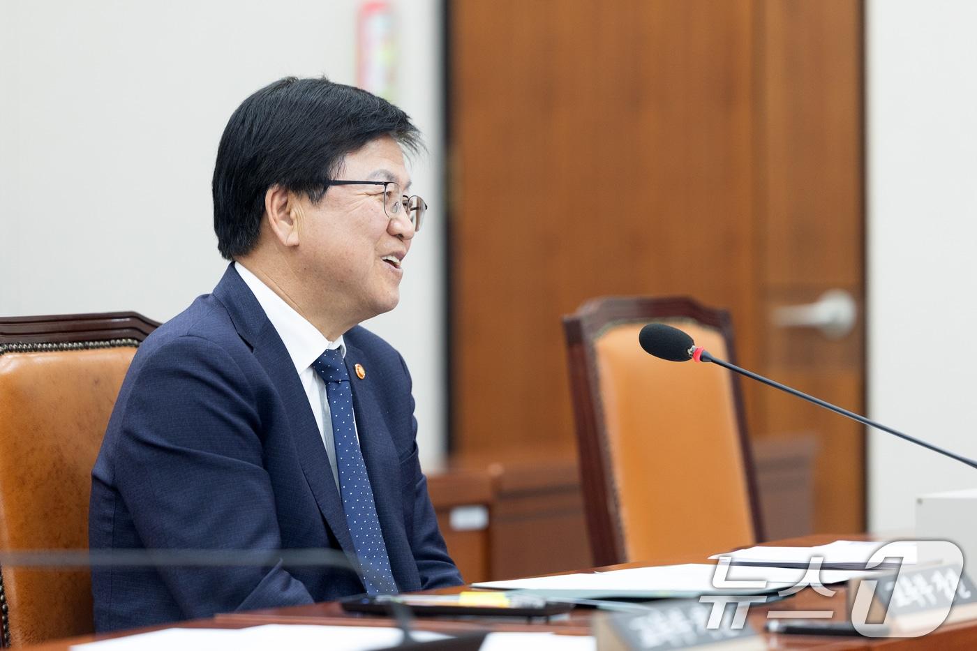 본문 이미지 - 24일 서울 여의도 국회에서 열린 제433회국회(임시회) 교육위원회 제2차 전체회의에서 최교진 교육부 장관이 미소 짓고 있다. 2026.3.24 ⓒ 뉴스1 이승배 기자