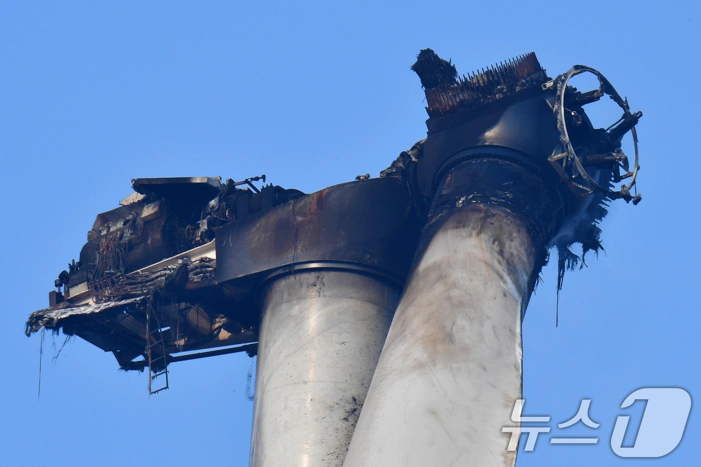 본문 이미지 - 경북 영덕군 창포리 풍력발전기 화재 사고 이틀째인 24일 발전기 타워가 심하게 훼손돼 있다. 2026.3.24 ⓒ 뉴스1 최창호 기자