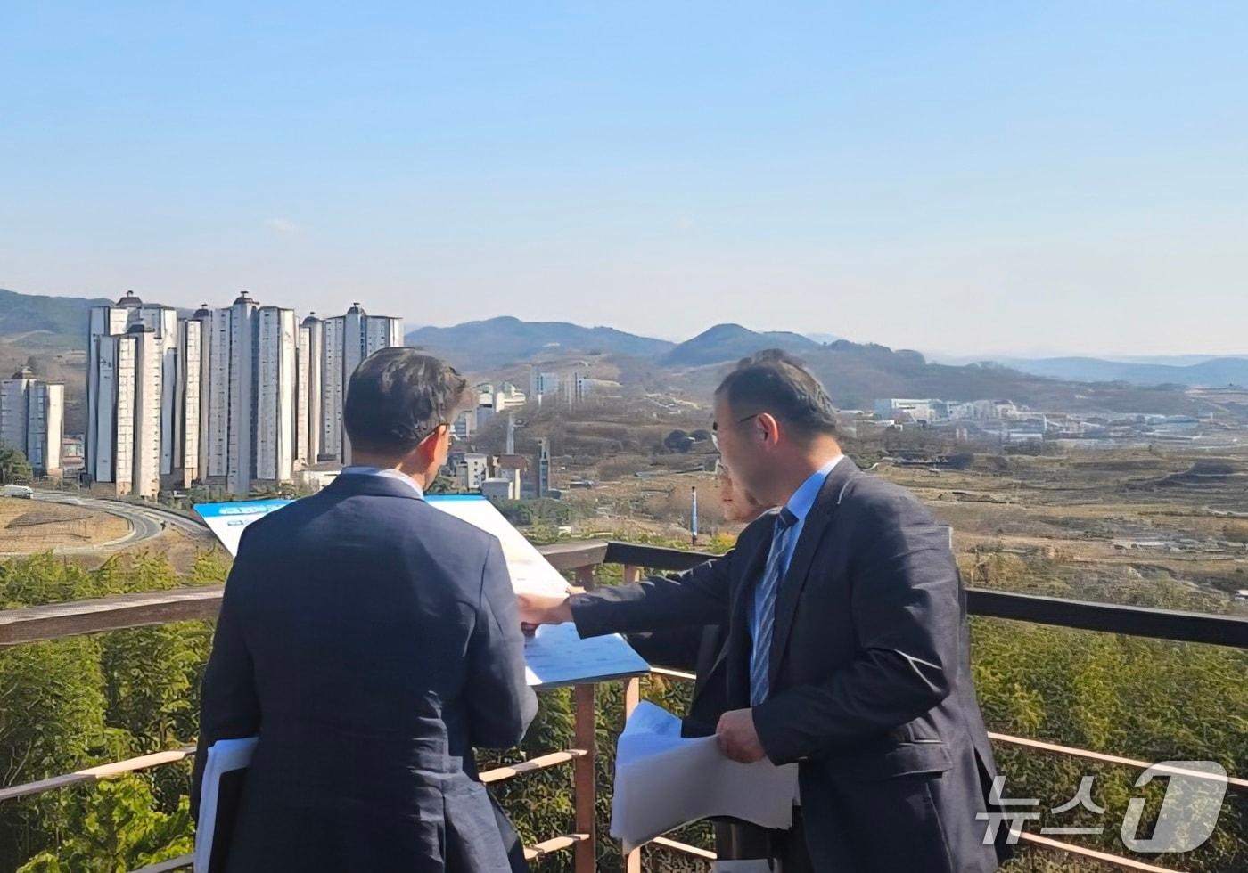 본문 이미지 - 경남도와 진주시가 24일 정부의 공공기관 2차 이전에 대비해 활용 가능한 부지와 건물의 현황을 조사하고 있다(진주시 제공. 재판매 및 DB금지).