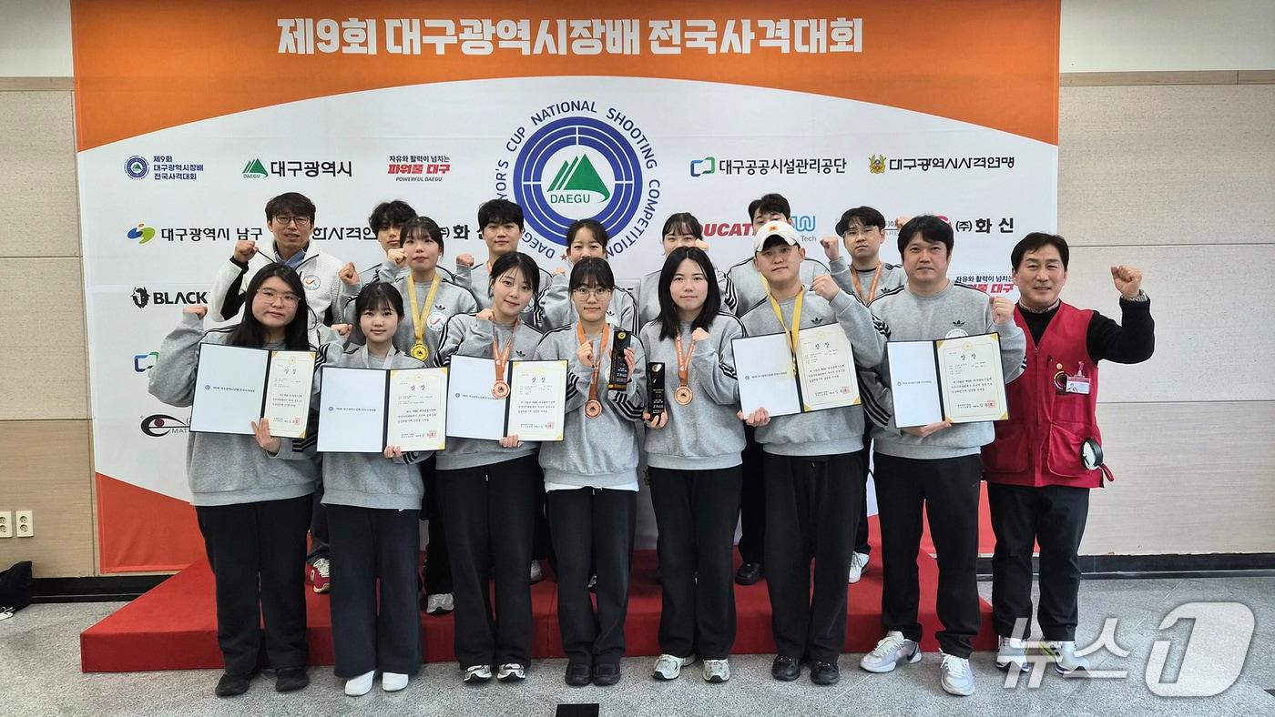 본문 이미지 - 서산시청 사격팀이 제9회 대구광역시장배 전국사격대회에서 메달을 획득한 것을 축하하며 기념촬영을 하고 있다.(서산시 제공. 재판매 및 DB금지)2026.3.24/뉴스1