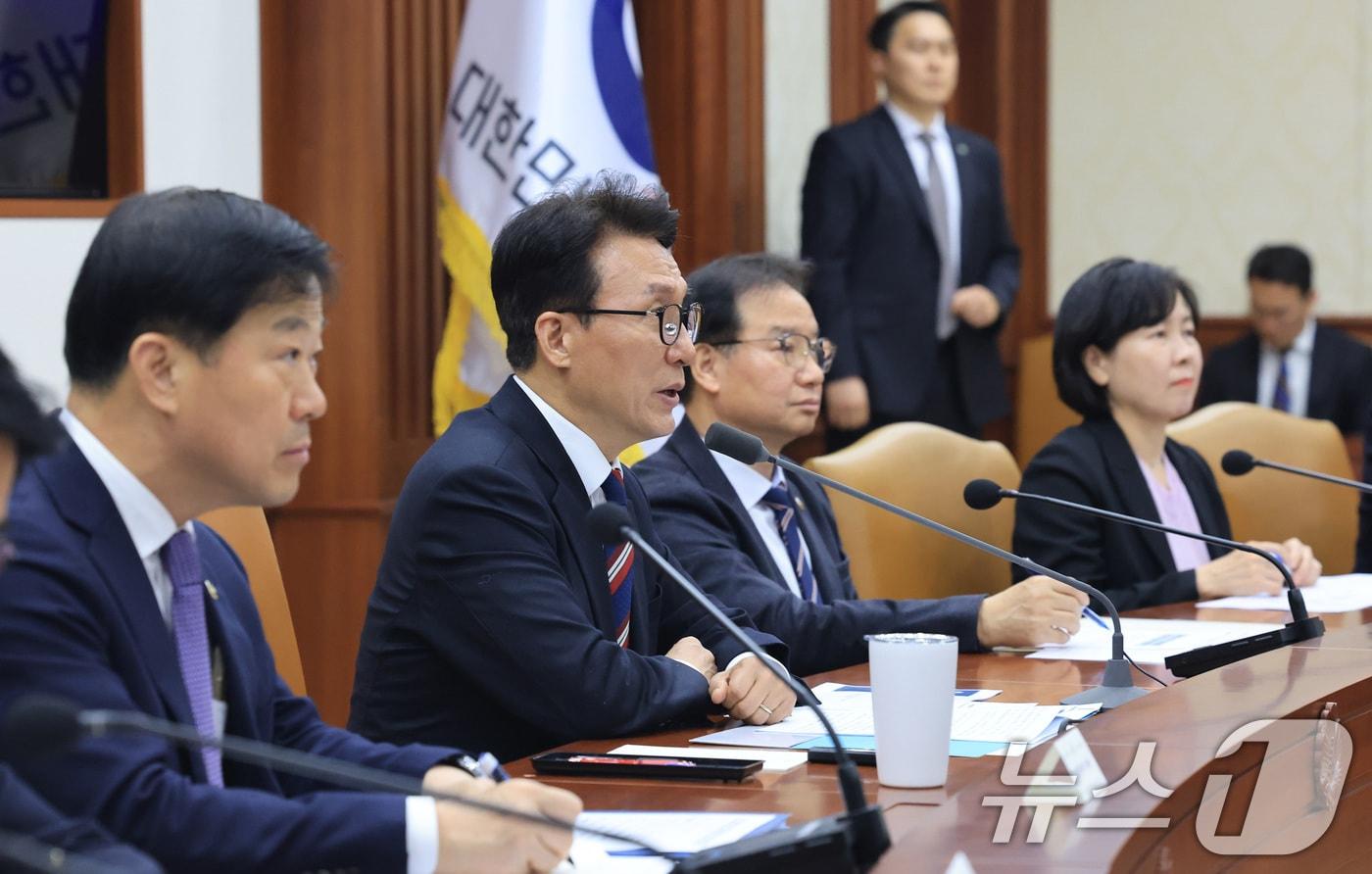 본문 이미지 - 김민석 국무총리가 24일 서울 종로구 정부서울청사에서 열린 글로벌 AI 허브 유치위원회 회의에서 모두발언을 하고 있다. 2026.3.24 ⓒ 뉴스1 임세영 기자