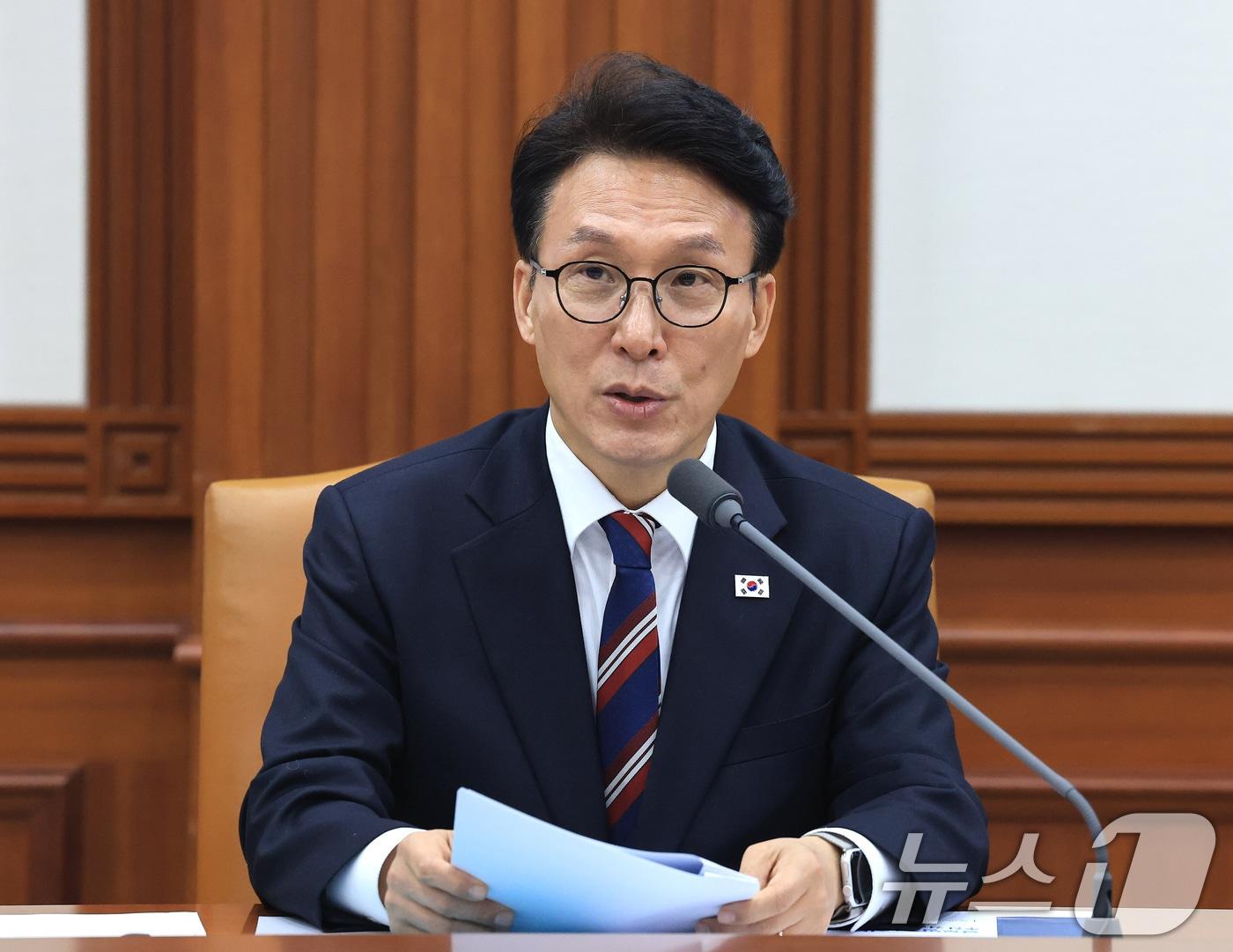 본문 이미지 - 김민석 국무총리가 24일 서울 종로구 정부서울청사에서 열린 글로벌 AI 허브 유치위원회 회의에서 모두발언을 하고 있다. 2026.3.24 ⓒ 뉴스1 임세영 기자