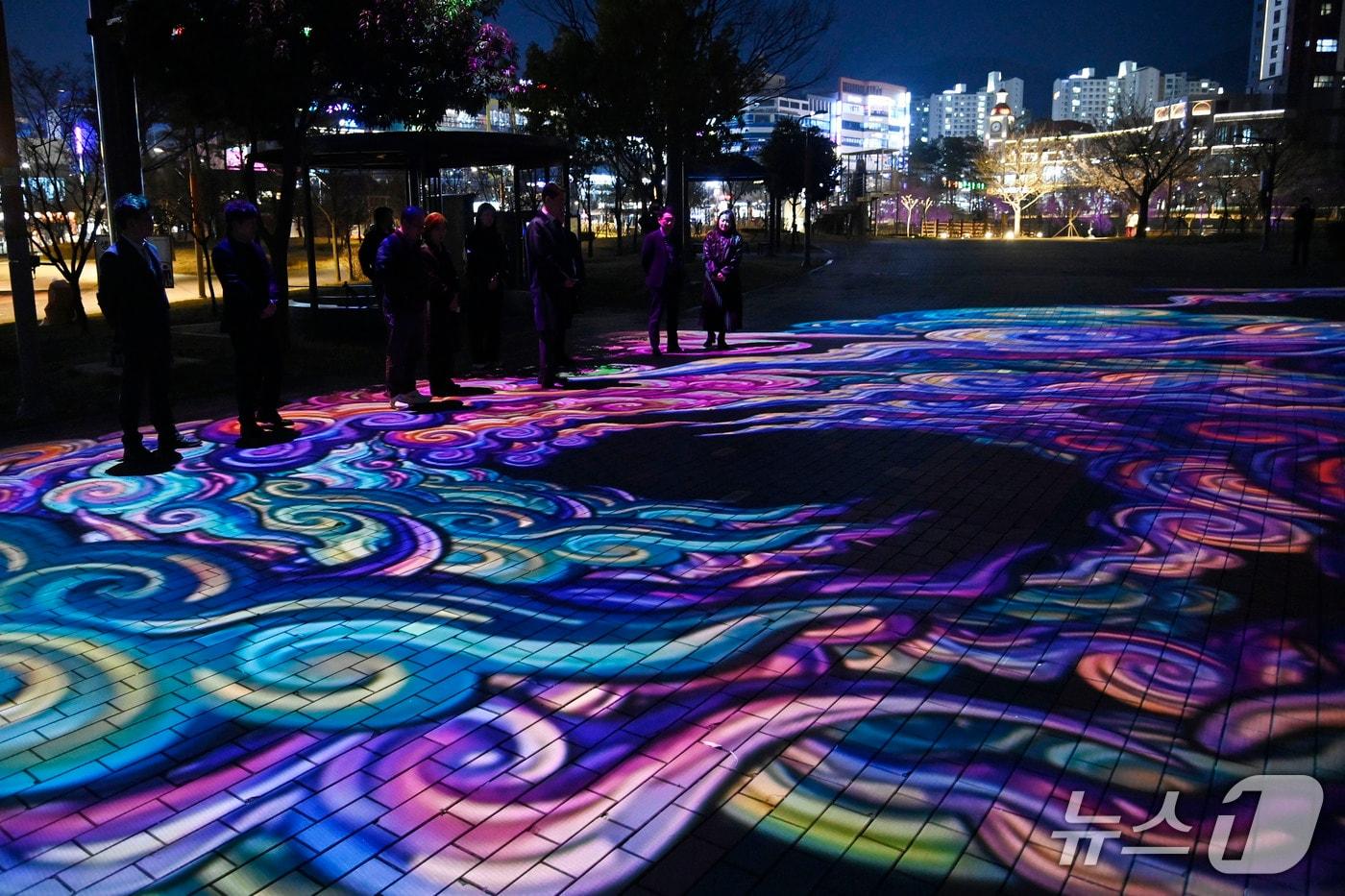 본문 이미지 - 대구 달성군 유가읍 테크노폴리스에 있는 중앙공원에 경관 조명이 설치됐다.(대구 달성군 제공. 재판매 및 DB금지)