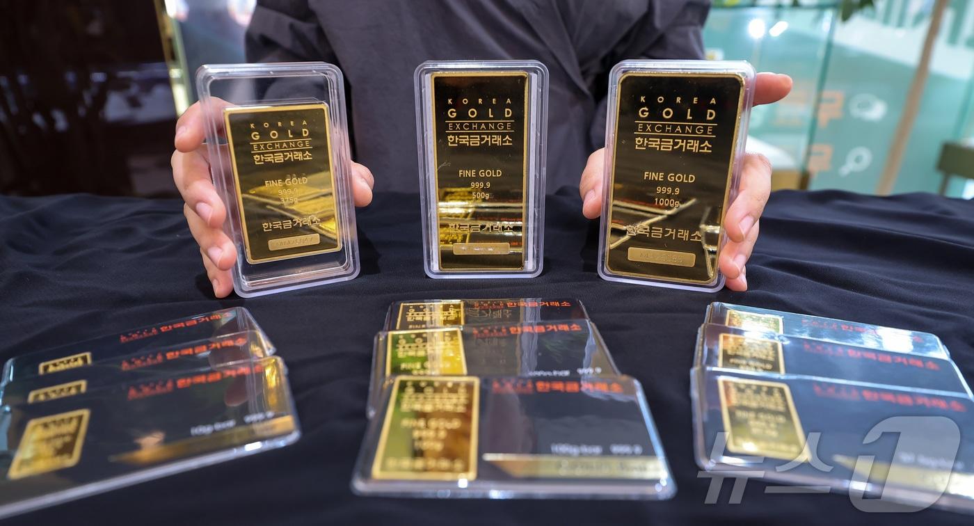 본문 이미지 - 중동 전쟁의 불길이 거세지는 가운데 국내 금 시세가 8% 가까이 급락한 24일 서울 종로구 한국금거래소 본점에서 직원이 골드바 등 금 제품을 정리하고 있다.  2026.3.24 ⓒ 뉴스1 김성진 기자