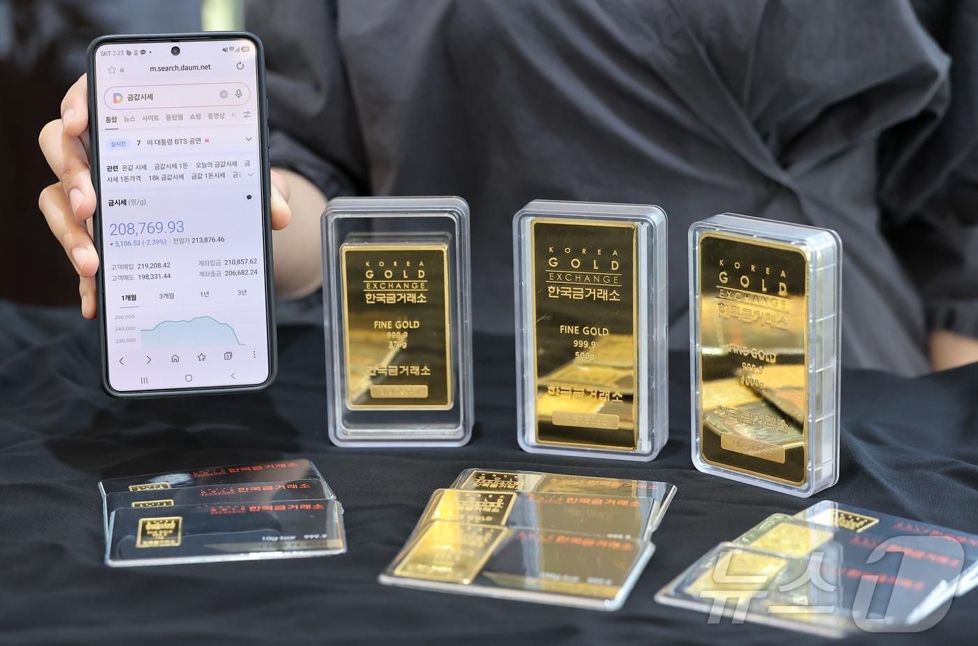본문 이미지 - 중동 전쟁의 불길이 거세지는 가운데 국내 금 시세가 8% 가까이 급락한 24일 서울 종로구 한국금거래소 본점에서 직원이 골드바 등 금 제품을 정리하고 있다.  2026.3.24 ⓒ 뉴스1 김성진 기자