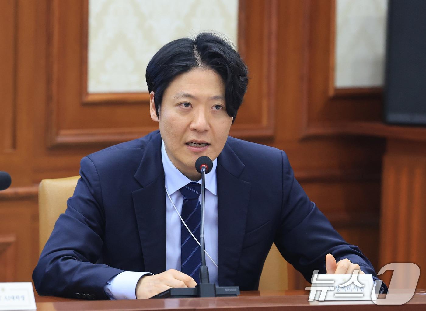 본문 이미지 - 김우창 청와대 국가AI정책비서관이 24일 서울 종로구 정부서울청사에서 열린 글로벌 AI 허브 유치위원회 회의에서 발언을 하고 있다. 2026.3.24 ⓒ 뉴스1 임세영 기자