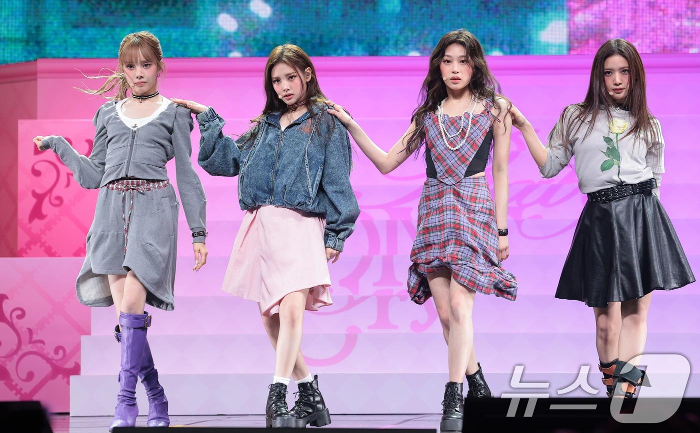 본문 이미지 - 그룹 베이비돈크라이(Baby DONT cry) 미아(왼쪽부터)와 이현, 베니, 쿠미가 24일 오후 서울 용산구 블루스퀘어 우리WON뱅킹홀에서 가진 미니 1집 ‘애프터 크라이(AFTER CRY)’ 발매 기념 쇼케이스에서 타이틀곡 ‘비터스윗(Bittersweet)’을 선보이고 있다. 2026.3.24 ⓒ 뉴스1 권현진 기자