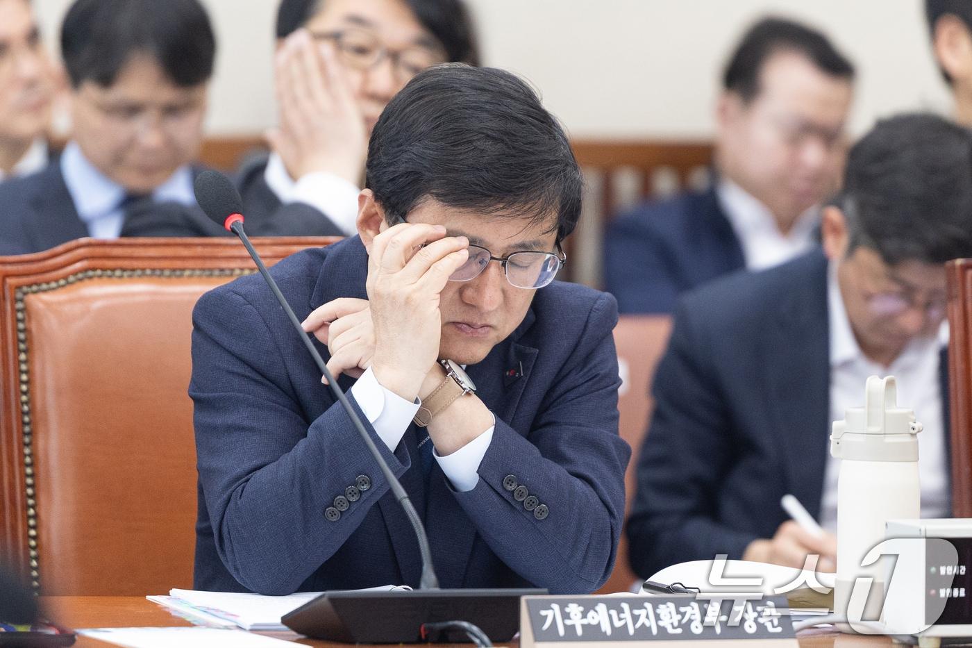 본문 이미지 - 24일 서울 여의도 국회에서 열린 제433회국회(임시회) 기후에너지환경노동위원회 전체회의에서 김성환 기후에너지환경부 장관이 안경을 고쳐쓰고 있다. 2026.3.24 ⓒ 뉴스1 이승배 기자