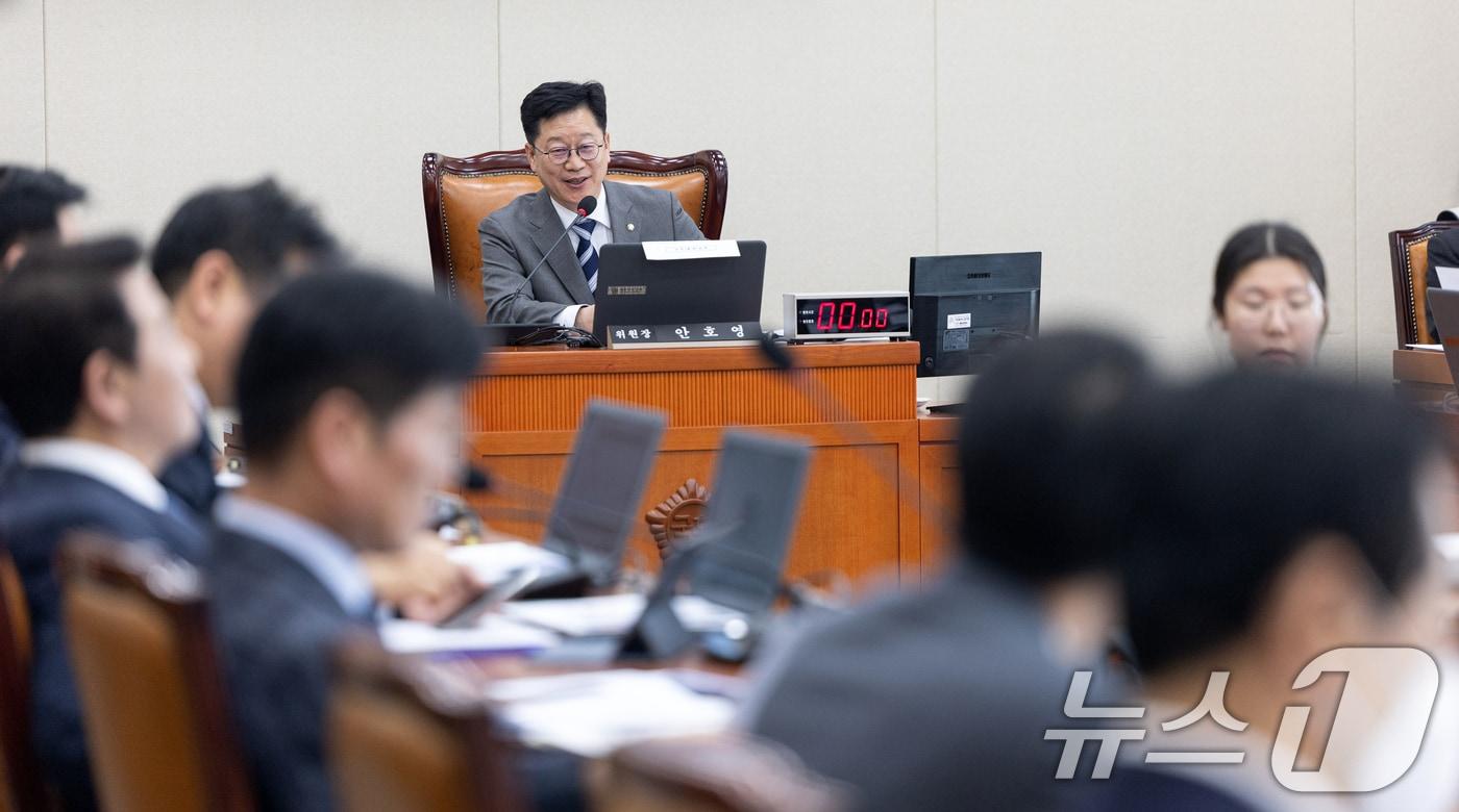 본문 이미지 - 24일 서울 여의도 국회에서 열린 제433회국회(임시회) 기후에너지환경노동위원회 전체회의에서 안호영 위원장이 의사진행을 하고 있다. 2026.3.24 ⓒ 뉴스1 이승배 기자