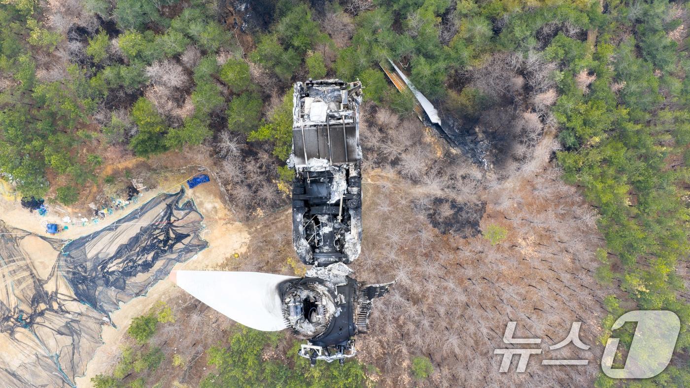 본문 이미지 - 경북 영덕군 창포리 풍력발전기 화재로 발전기 타워가 심하게 훼손돼 있다.(독자제공, 재판매 및 DB금지) 2026.3.24 ⓒ 뉴스1 최창호 기자