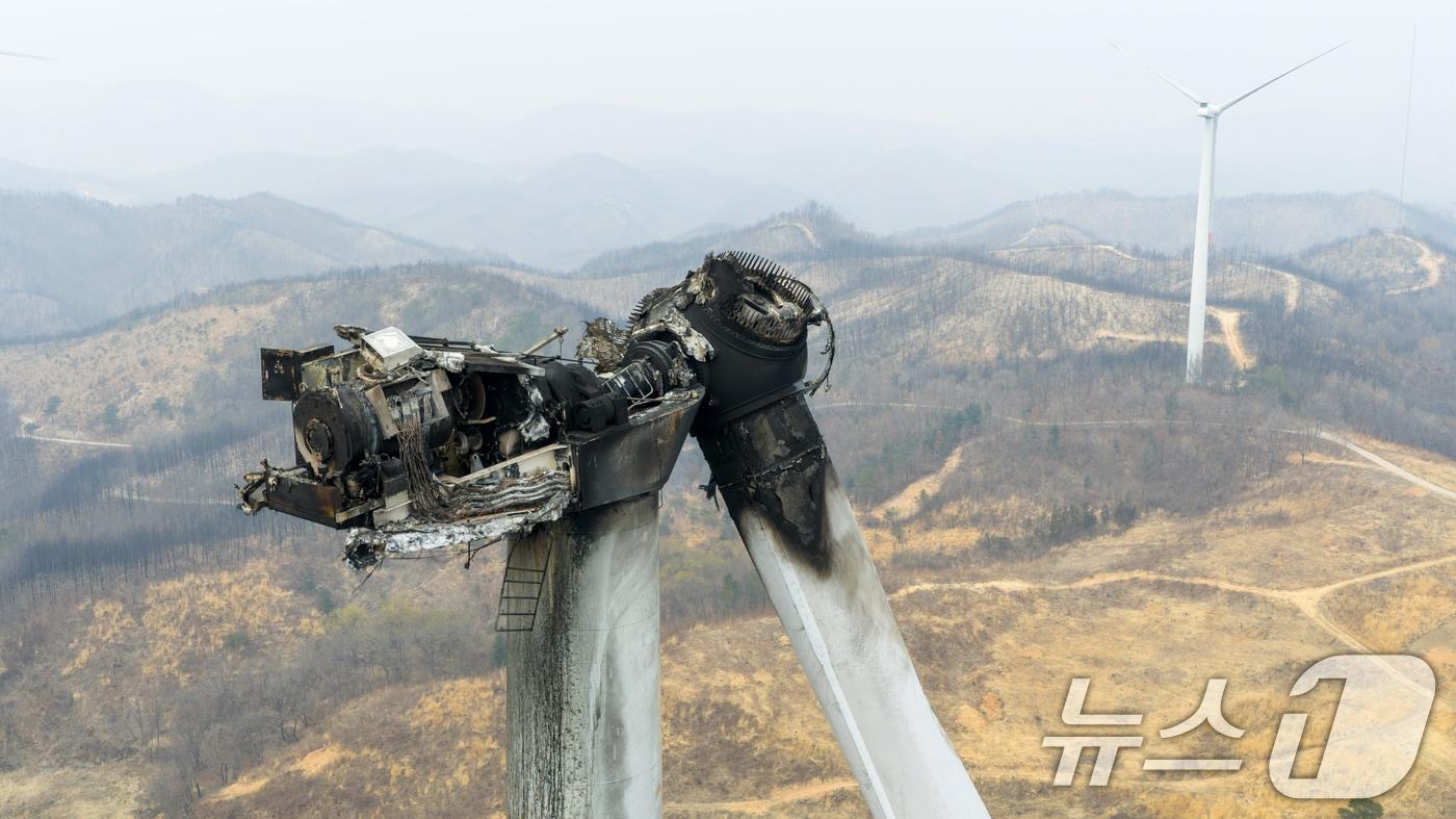 본문 이미지 - 경북 영덕군 창포리 풍력발전기 화재 사고 이틀째인 24일 오후 발전기 타워가 심하게 훼손돼 있다.(독자제공, 재판매 및 DB금지) 2026.3.24 ⓒ 뉴스1 최창호 기자